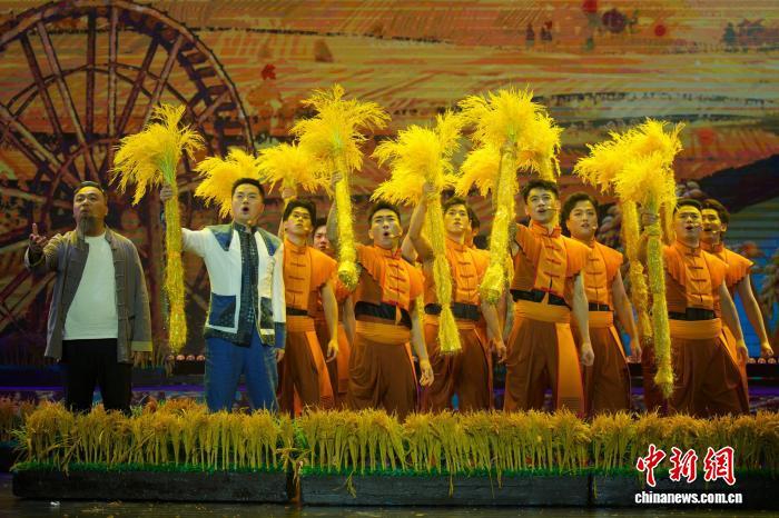 11月28日，音乐剧《爷爷的山歌》在重庆文化艺术职业学院演出，非遗代表性传承人和师生同台演绎。李铭哲 摄