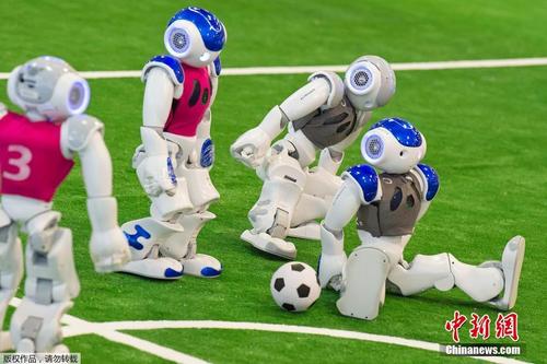2018机器人世界杯公开赛举行 角逐“金靴”战况激烈