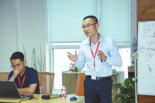 9月12日，元朝辉在西安丝绸之路电子商务有限公司培训会上讲解公司业务。 本报记者 李念摄