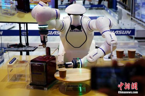 “机器人咖啡师”工博会大显身手