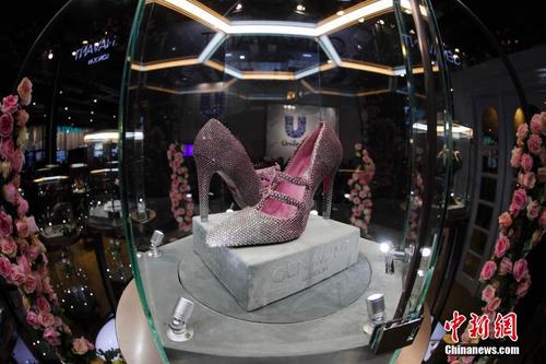 价值3000万粉色钻石珠宝鞋亮相进博会