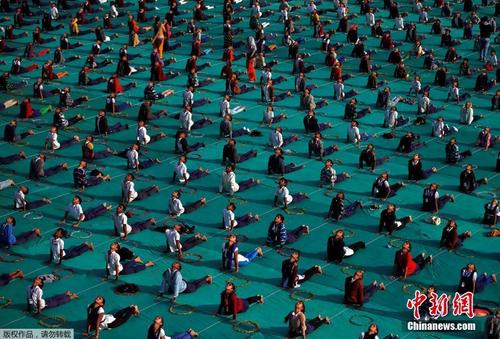印度数百学生齐演瑜伽 场面壮观