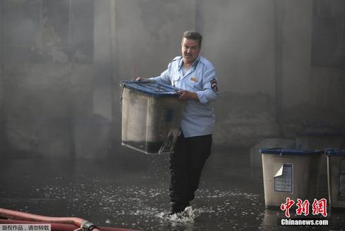 伊拉克选票仓库发生大火 浓烟中“抢救”选票箱 