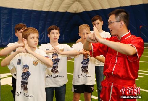 俄罗斯青少年冰球队员感受中国文化 