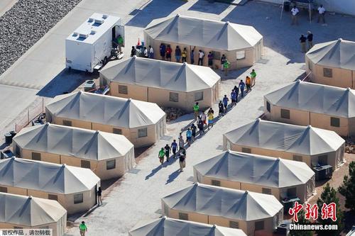 探访美墨边境“帐篷城” 上千儿童被迫与父母分离
