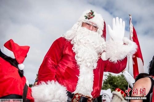 圣诞老人齐聚丹麦 “白胡子老爷爷”聚会欢乐无限