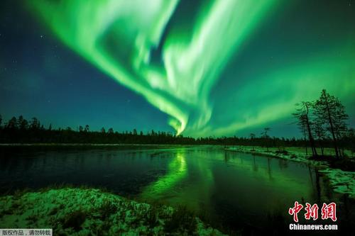 美丽北极光划破芬兰天空 如临梦幻世界