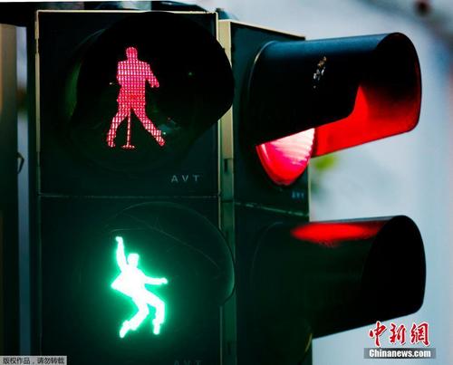 德国弗里德贝格推出“猫王”形象红绿灯