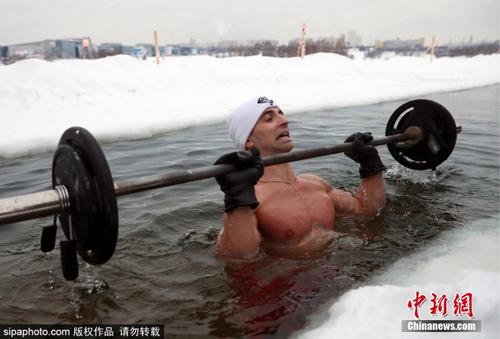 另类比赛！俄健身教练冰水中挑战过头推举创世界纪录