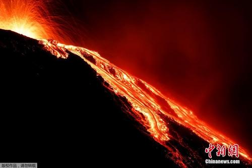 意大利斯特龙博利火山再喷发 岩浆顺势而下