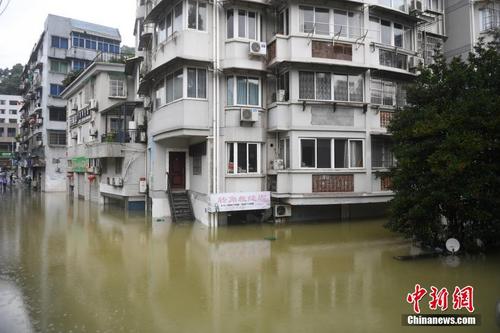 浙江建德新安江水库9孔泄洪 当地部分民房受淹
