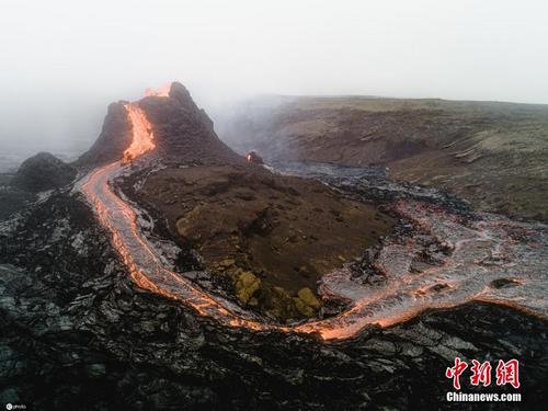 英国摄影师见证冰岛火山喷发 近距离拍摄岩浆流淌震撼画面
