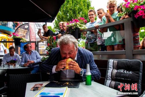 荷兰餐厅推出世界最贵汉堡价值3.8万 每吃一口都是人生放纵体验！