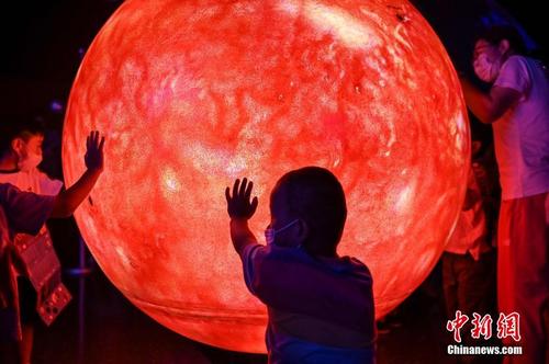 民众打卡上海天文馆 太阳模型抢眼