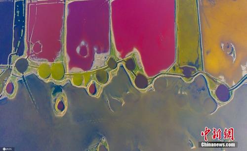 盛夏时节 山西运城盐湖宛如七彩调色盘