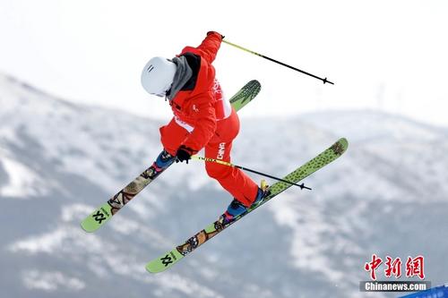 中国队三将携手晋级自由式滑雪女子U型场地技巧决赛