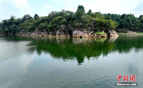 水位下降 四川仁寿黑龙滩水库露出明代16米佛像