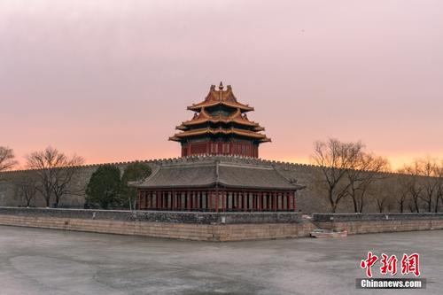 北京上空现橙红朝霞 霞光映照故宫角楼