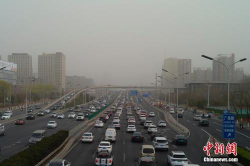 北方多地遭遇沙尘暴天气 建筑若隐若现