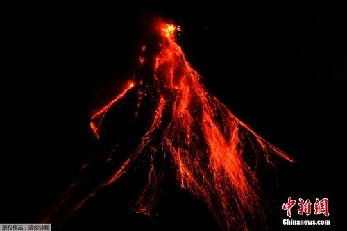 菲律宾马荣火山持续喷发 炽热熔岩顺山体淌下