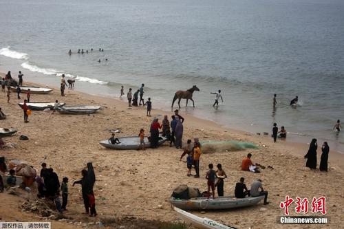 加沙地带缺水断电 民众使用海水洗浴洗衣