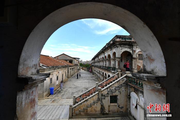 著名的侨乡福建漳州角美镇，村村可见“番仔楼”。它们的建筑样式中西合璧，建筑材料大多直接从南洋运输而来。“番仔”是过去闽南一带对南洋人的称呼，出洋祖先回乡盖的房子被称为“番仔楼”。在角美镇东美村，有一座占地面积5000多平方米，建筑面积2627平方米，计13栋建筑物99间房间的曾氏番仔楼。这座曾名噪一时的华侨豪宅，配合着闽南特色的红砖，整栋“番仔楼”散发着一股中西合璧的味道。据了解，曾氏番仔楼是昔日华侨巨富曾振源先生于1903年起建，历时14年建造落成。如今，“番仔楼”成为当地华侨文化历史印迹的见证。图为9月10日，曾氏番仔楼一角。“番仔楼”集闽南传统古民居与南洋建筑的优点，各种石雕、砖雕、彩画、拼砖、灰塑等工艺价值高，是闽南侨乡的一颗颗建筑瑰宝。中新社记者 张斌 摄