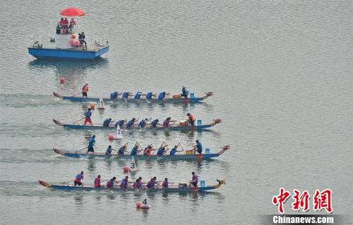   龙舟在三峡大坝前的湖北省秭归县徐家冲港湾水域比拼　雷勇　摄
