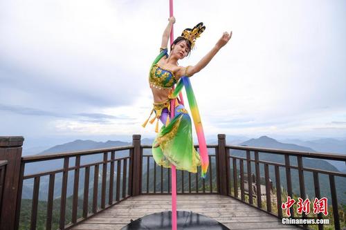 浙江龙泉山上演柔美钢管舞 舞者演绎“嫦娥奔月” 