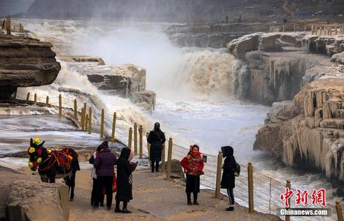 黄河壶口瀑布两岸现冰挂景观 