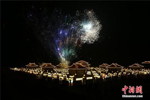 甘肃碱滩古城村九曲黄河灯阵亮灯迎新春