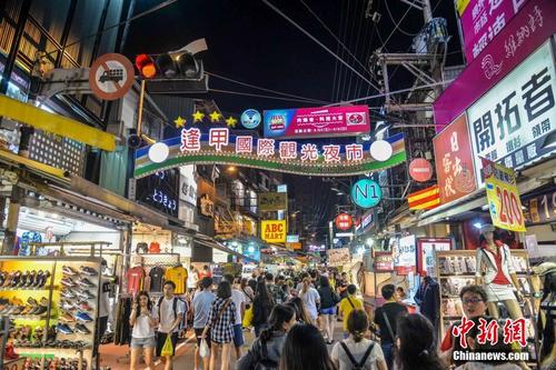 夜探台中逢甲夜市 吃喝玩购兼具 