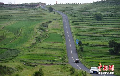 河北张家口张北“草原天路”蜿蜒曲折