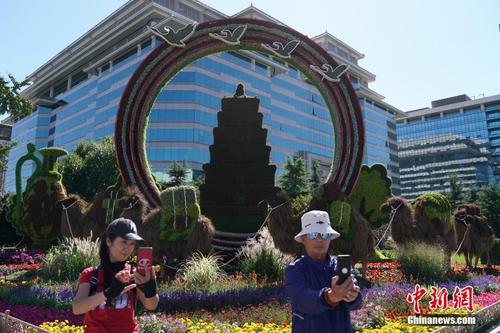 迎国庆 主题花坛扮靓北京街头 