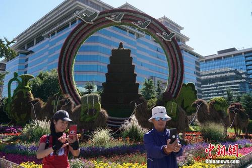 迎国庆 主题花坛扮靓北京街头 