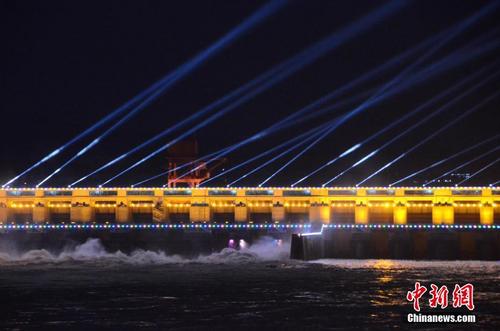 长江葛洲坝首次开启大型彩灯
