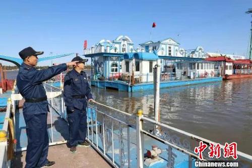 海事人员进行监督检查。　刘锡菊　摄
