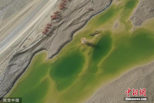 新疆尉犁罗布淖尔国家湿地公园 水平如镜色彩斑斓