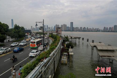 湖北武汉：长江汉口站水位已达28.49米