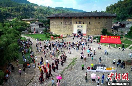 黄金周 福建土楼迎客流高峰 中国侨网