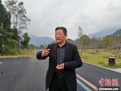 图为63岁的徐万年。　张莹　摄