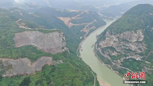 航拍乌江边的“超级工程” 给大山危岩 “穿衣”