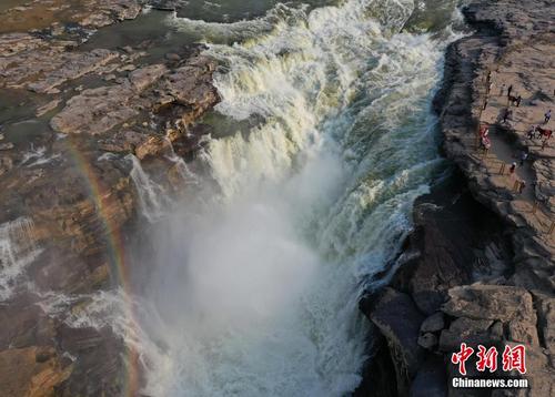黄河晋陕峡谷碧波荡漾 壶口瀑布再现“清流飞瀑”