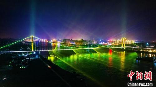 湖北宜昌：长江大桥“秀”光影致敬建设者