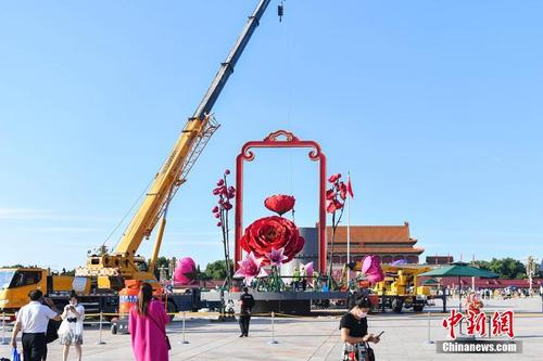 北京天安门广场开始布置“祝福祖国”主题花坛