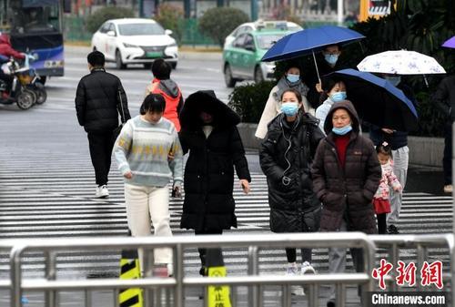 图为福州市民冒雨出行。　吕明 　摄