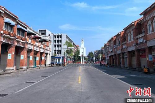 3月18日0时起，福建泉州中心市区全域管控。泉州中山路一片冷清。　柯宁　摄