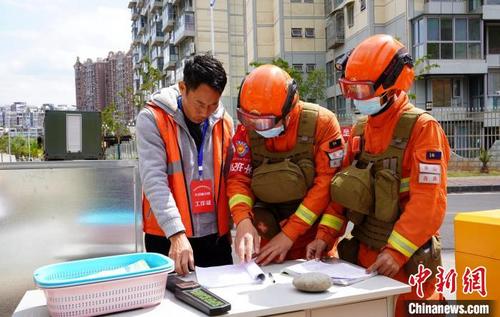 巡护途中森林消防员检查防灭火卡点值守情况。四川森林消防供图
