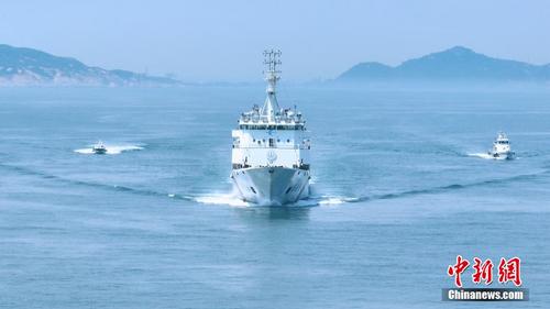 台湾海峡巡航救助船开展编队巡航执法