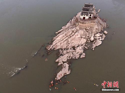 “万里长江第一阁”观音阁露出礁石地基