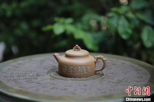 大可奇壶书刻之满福。张小可 摄